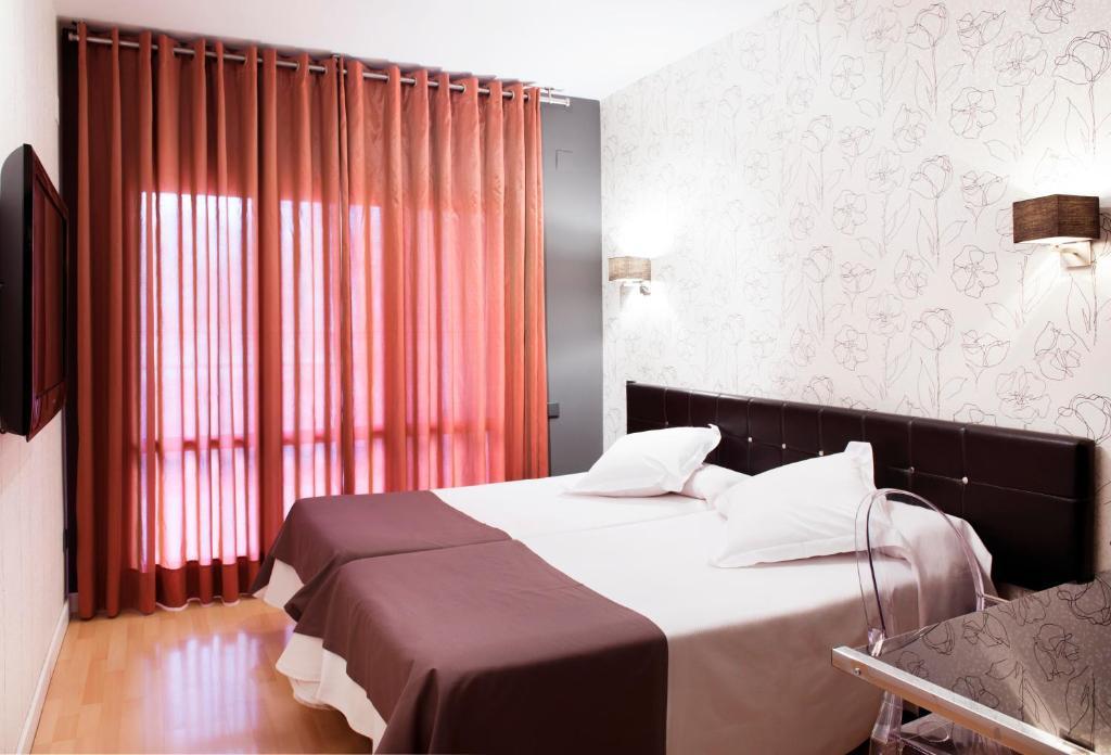 Hospedium Hostal Un Punto Chic Huesca Bagian luar foto
