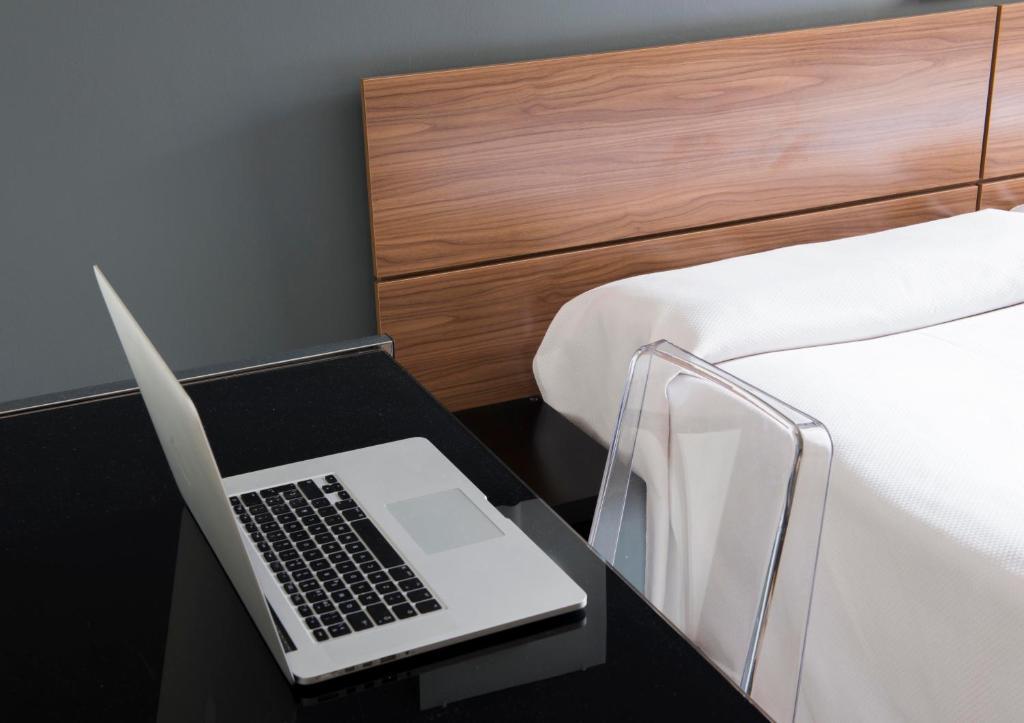 Hospedium Hostal Un Punto Chic Huesca Ruang foto