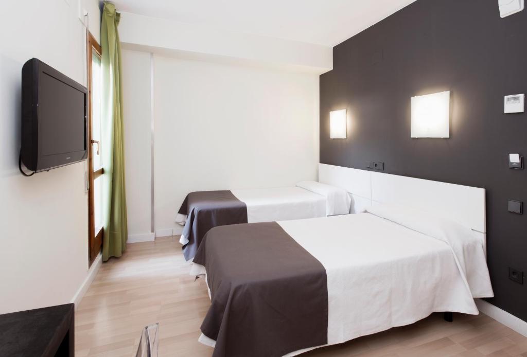 Hospedium Hostal Un Punto Chic Huesca Bagian luar foto