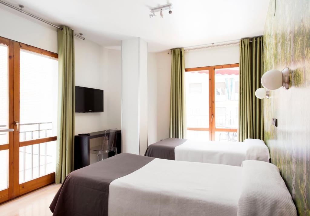 Hospedium Hostal Un Punto Chic Huesca Bagian luar foto
