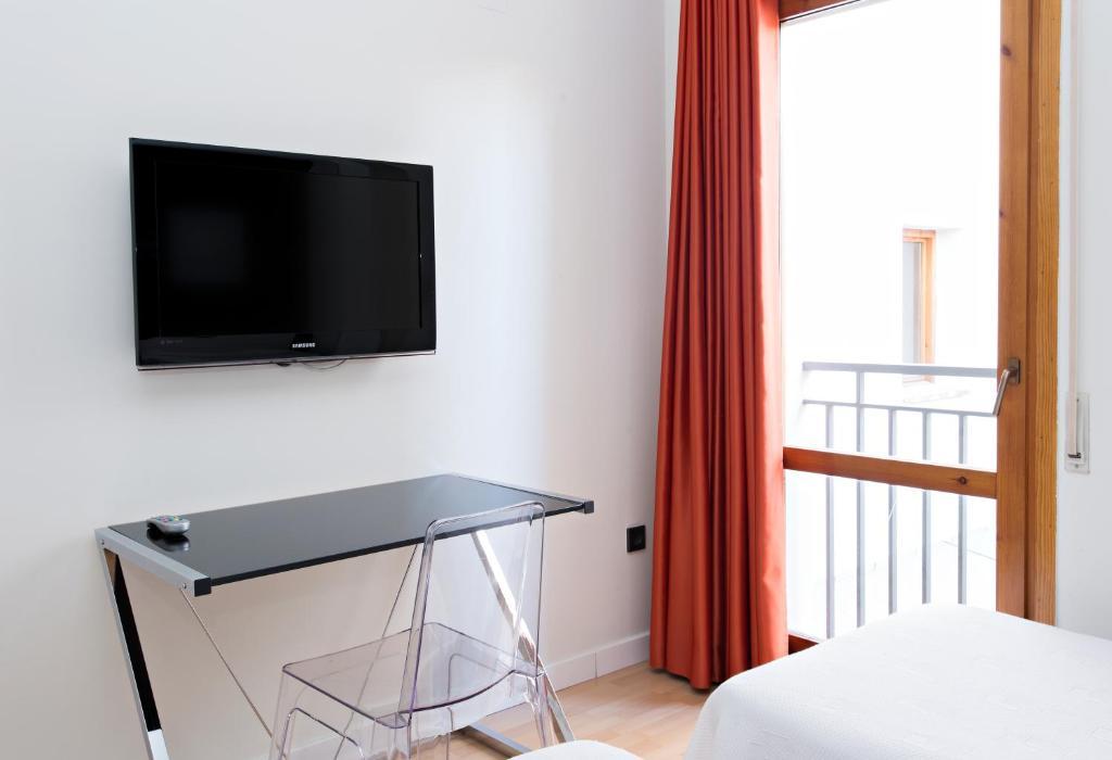 Hospedium Hostal Un Punto Chic Huesca Bagian luar foto