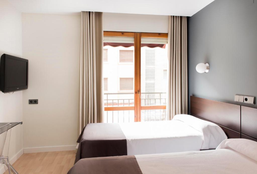 Hospedium Hostal Un Punto Chic Huesca Bagian luar foto