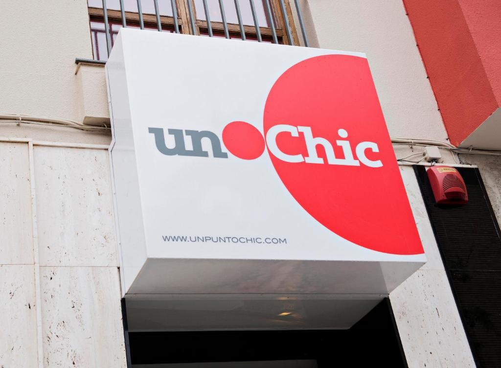Hospedium Hostal Un Punto Chic Huesca Bagian luar foto