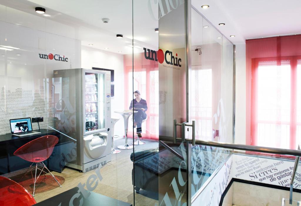 Hospedium Hostal Un Punto Chic Huesca Bagian luar foto
